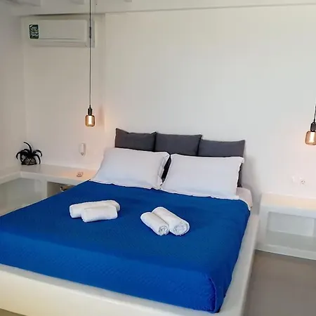 Blue Waves Mykonos カラファティス