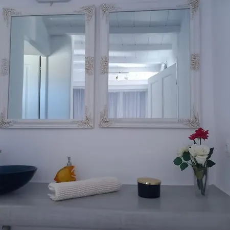 Blue Waves Mykonos カラファティス